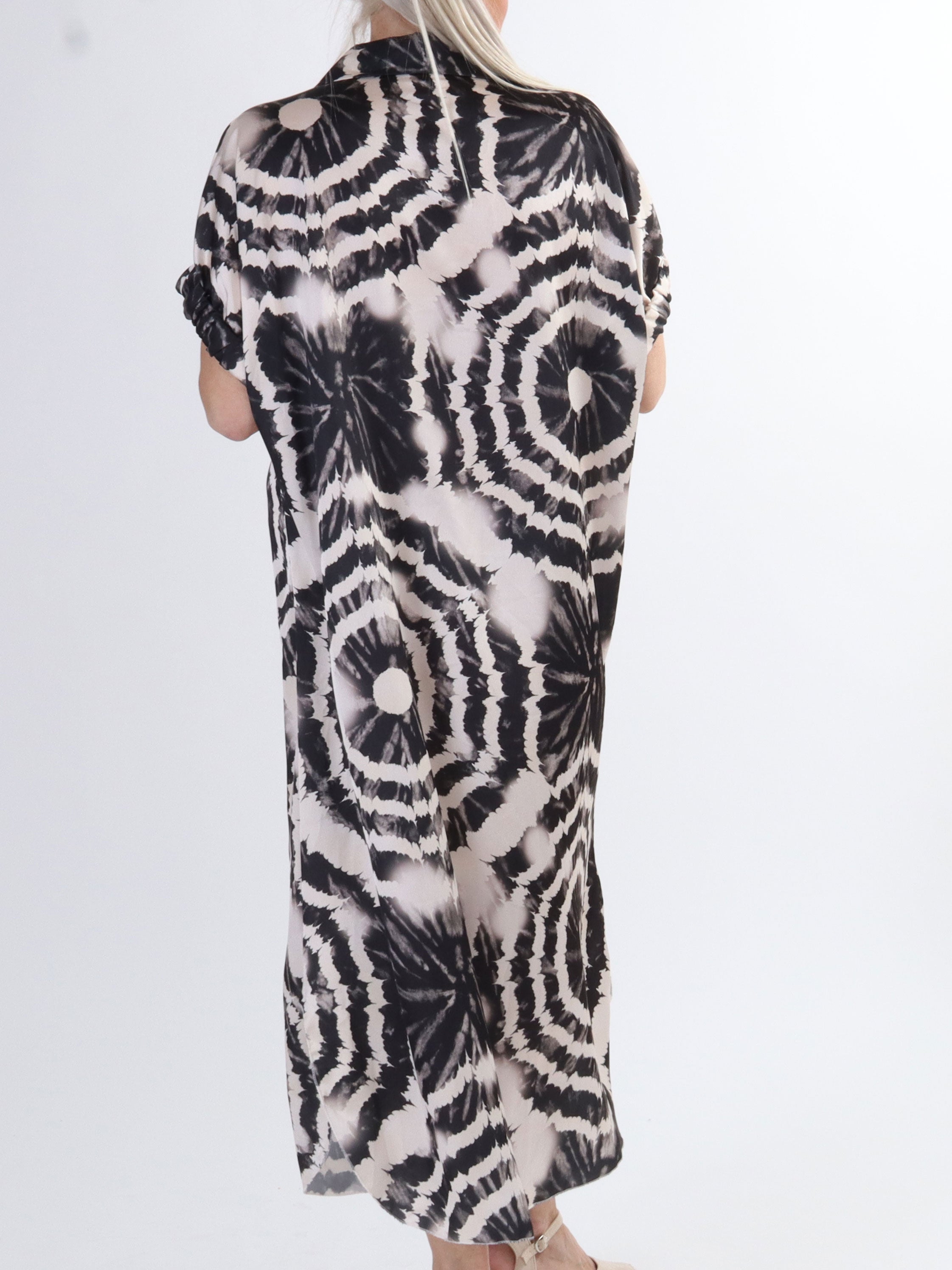 Erin - Plus size skjortklänning med knappar och batikmönster